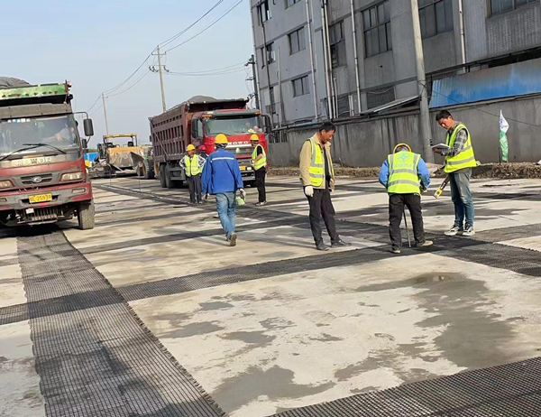南开乡老材料的新故事：玻璃纤维土工格栅如何在‘白改黑’浪潮中重获新生？