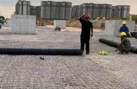 南开乡土工格栅铺设前地基要怎么处理？